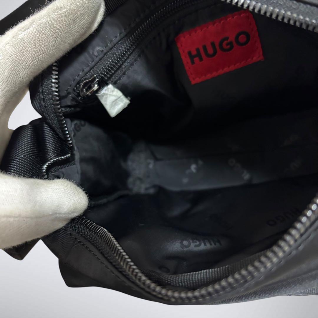 現行モデル HUGO BOSS ツイルクロスボディバッグ スタックロゴ ブラック