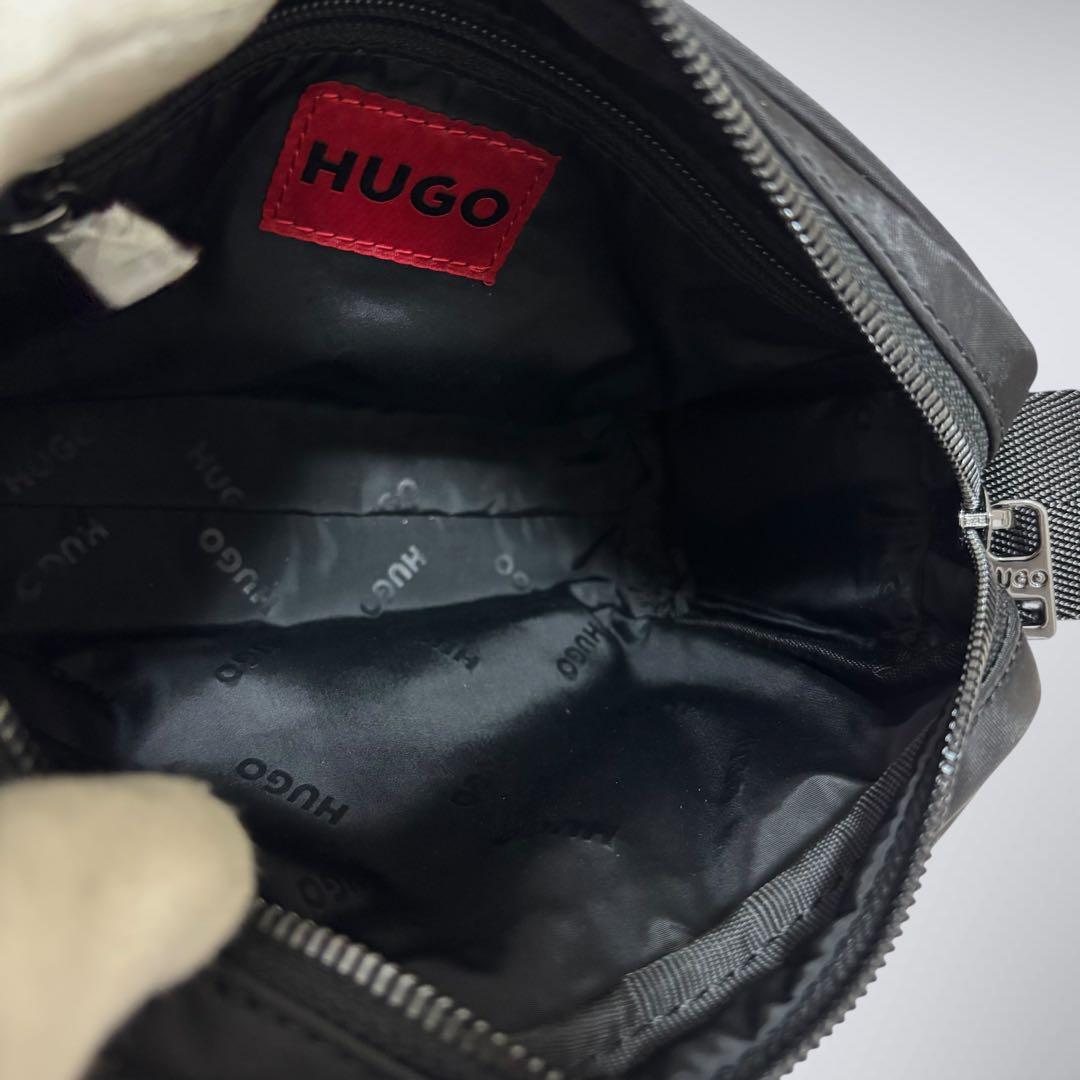 現行モデル HUGO BOSS ツイルクロスボディバッグ スタックロゴ ブラック