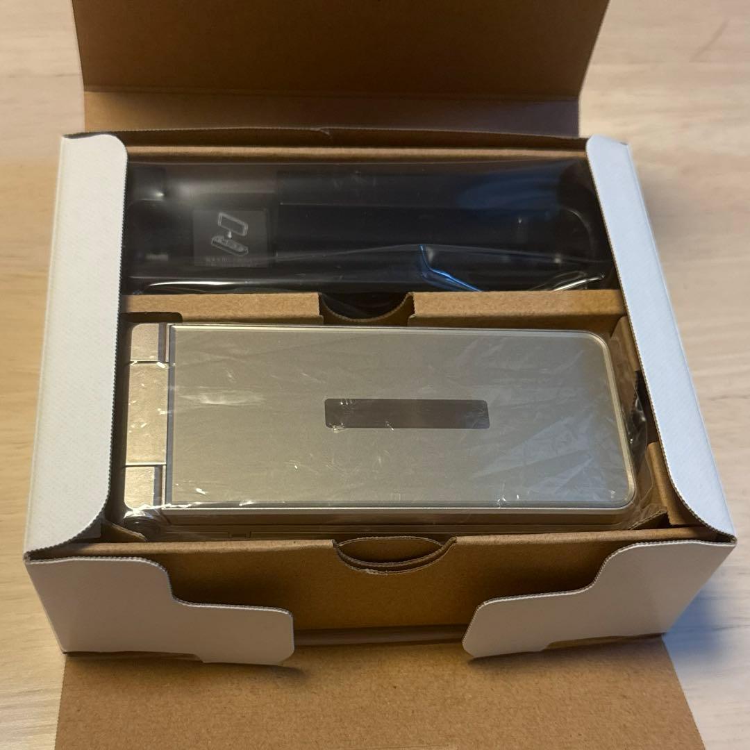 SH-01J AQUOS ケータイ ゴールド　新品