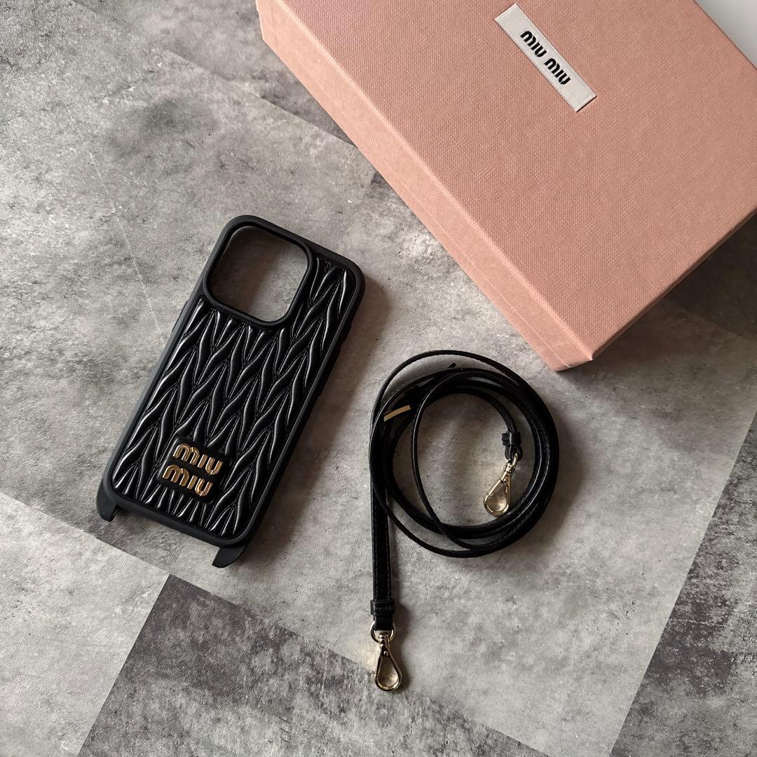 MIU MIU ブラック iPhone15proケース ストラップ付き