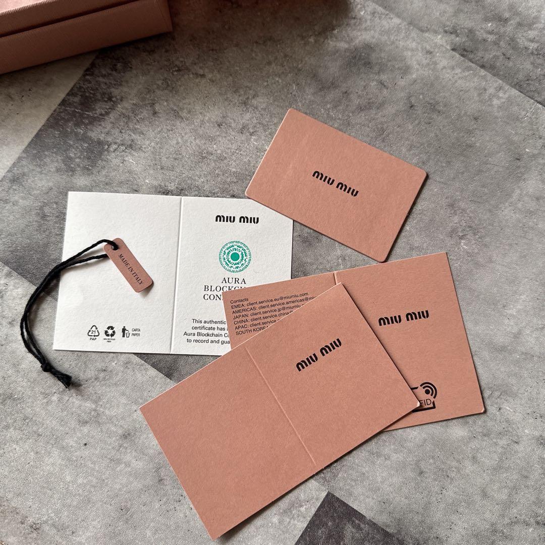 MIU MIU ブラック iPhone15proケース ストラップ付き