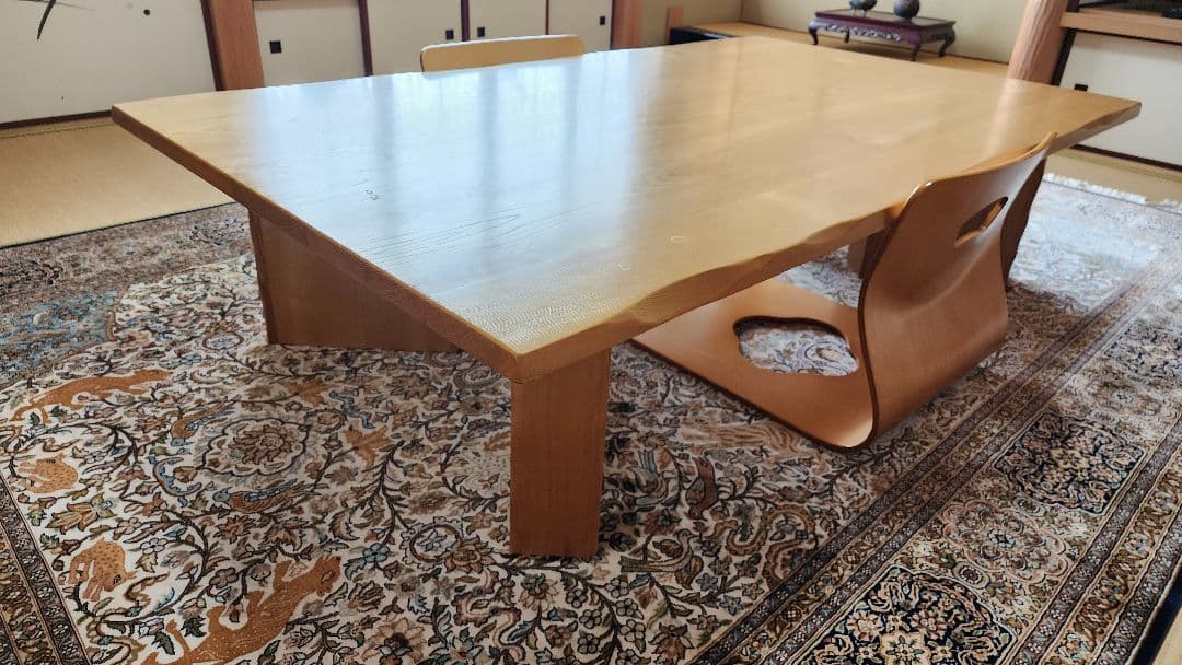 ナチュラルウッドの長方形テーブルと椅子2脚