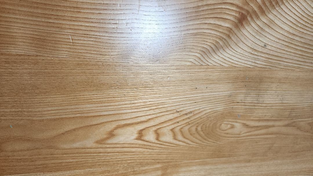 ナチュラルウッドの長方形テーブルと椅子2脚