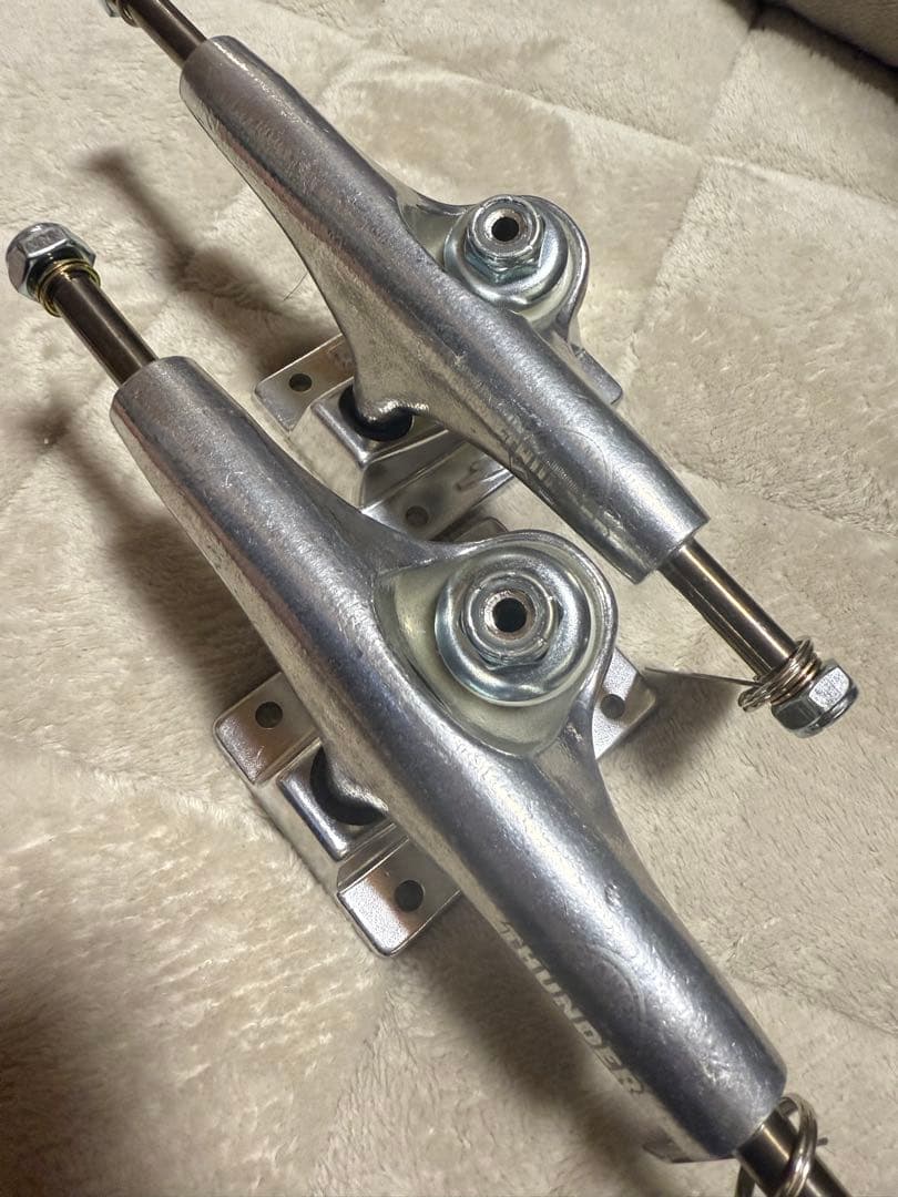 Thunder スケートボード トラック シルバー