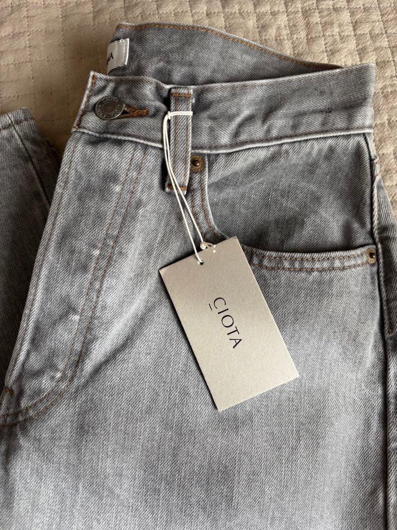 新品タグ付　CIOTA シオタ　デニムストレートパンツ ライトグレー