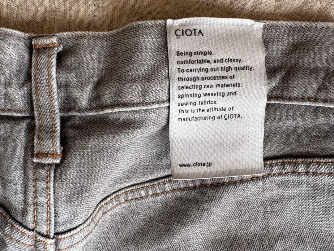 新品タグ付　CIOTA シオタ　デニムストレートパンツ ライトグレー