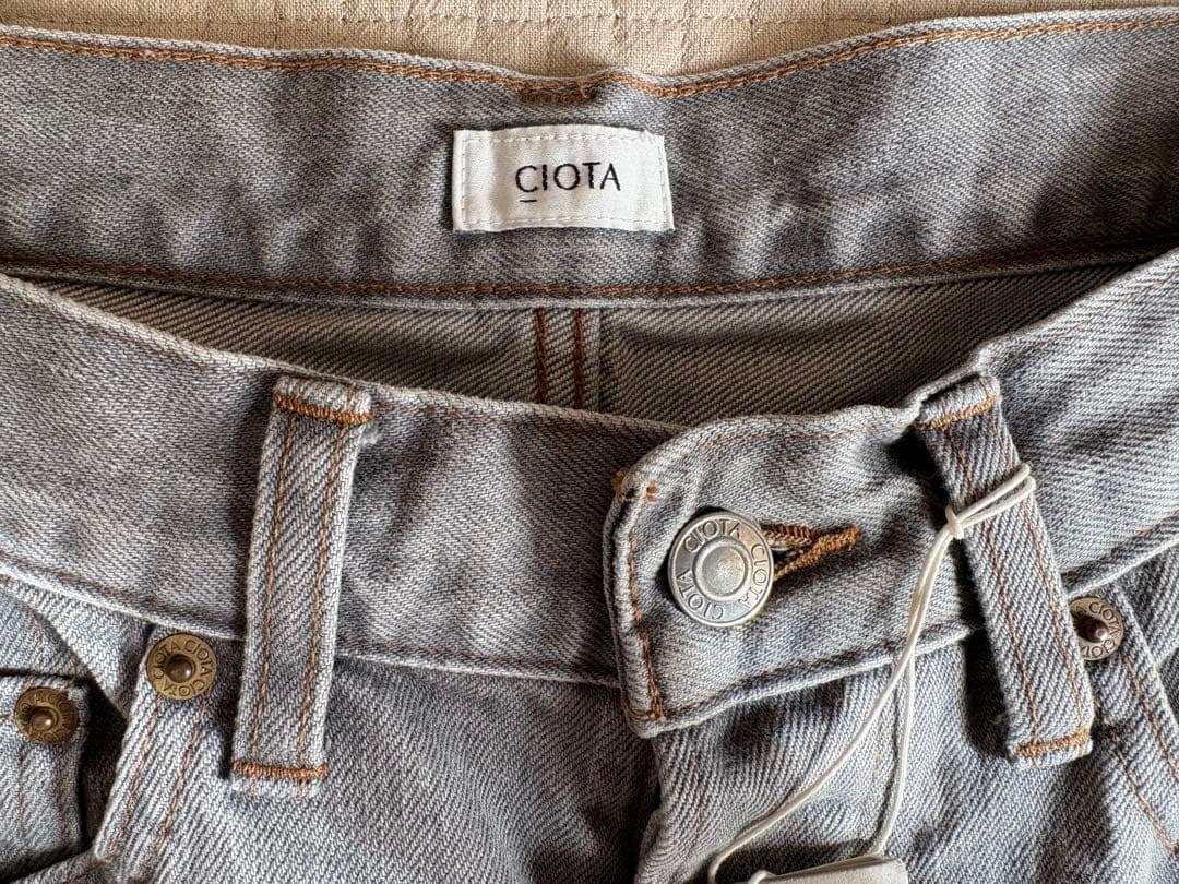 新品タグ付　CIOTA シオタ　デニムストレートパンツ ライトグレー