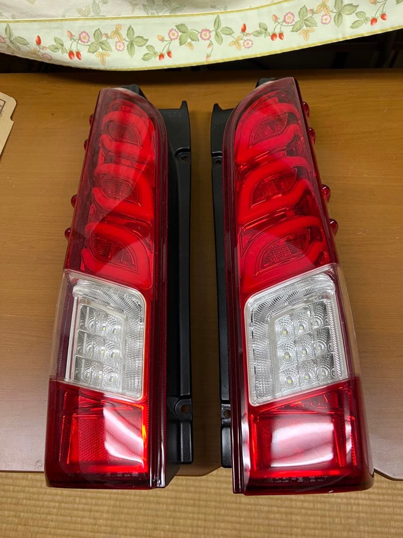 ハイエース　ダズフェローズ　テールランプ
