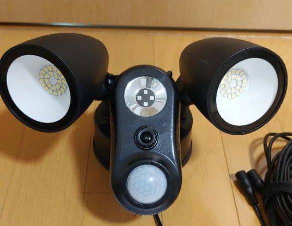 ダイトク ワイヤレスセンサーライト付き防犯カメラ GS-SLC01