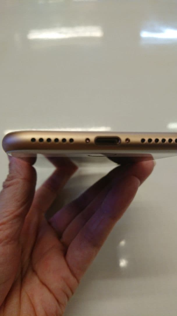 美品！期間限定出品！Apple iPhone 8 ゴールド　本体