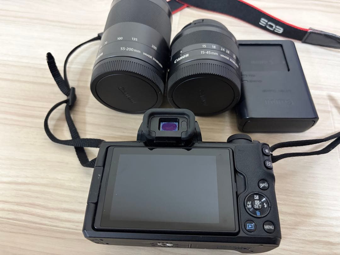 Canon EOS Kiss M ダブルズームキット ミラーレス