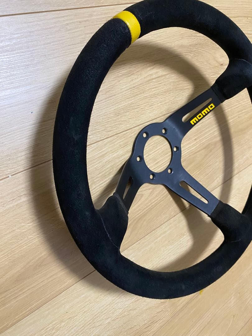 momo スポーツステアリング 3スポーク 黒/黄色