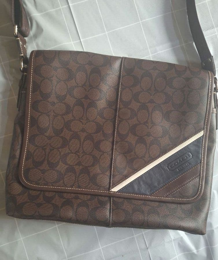 COACH シグネチャー、メッセンジャーショルダーバッグ