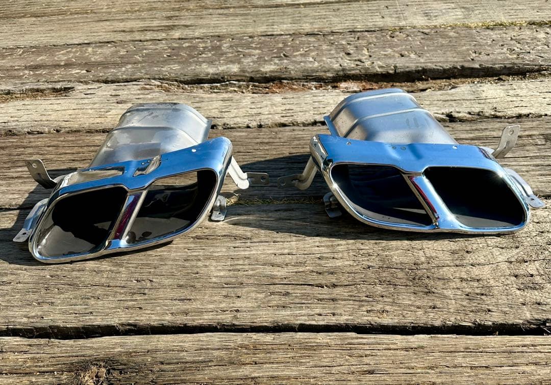 ボルボV60 純正 ダブルー体型テールパイプデイフューザー　マフラーカッター