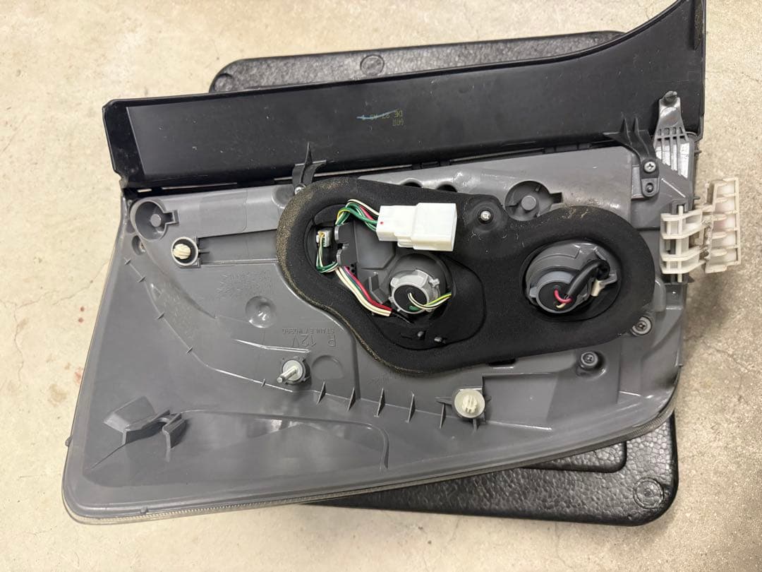 プリウス　テールランプ 左右セット