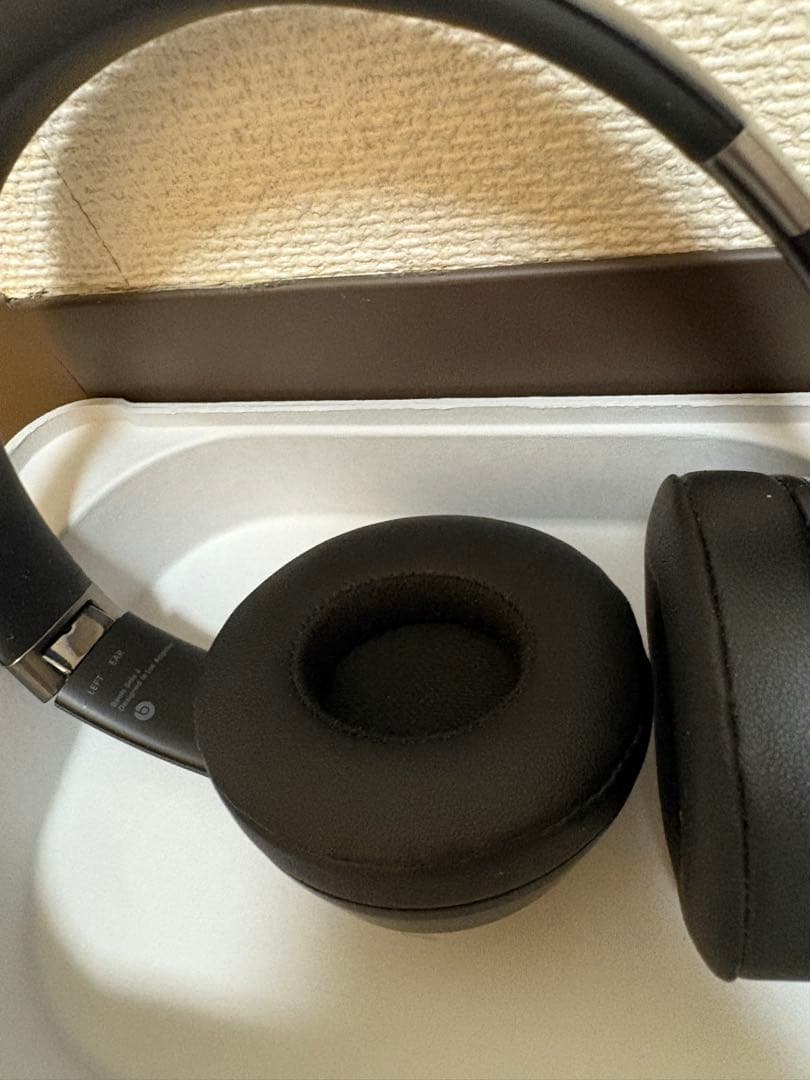 Beats Solo 4 ブラック ワイヤレスヘッドホン スタンド付き