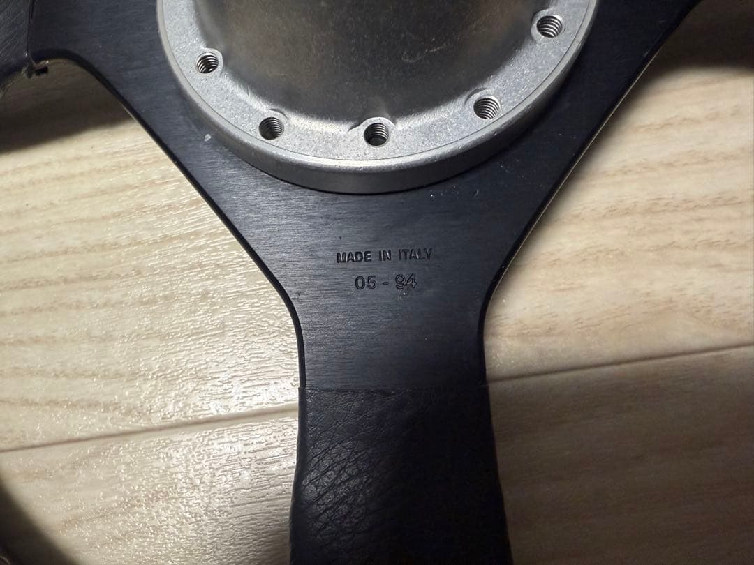 MOMO ステアリング　320mm 32π レザー ヴェローチェ？