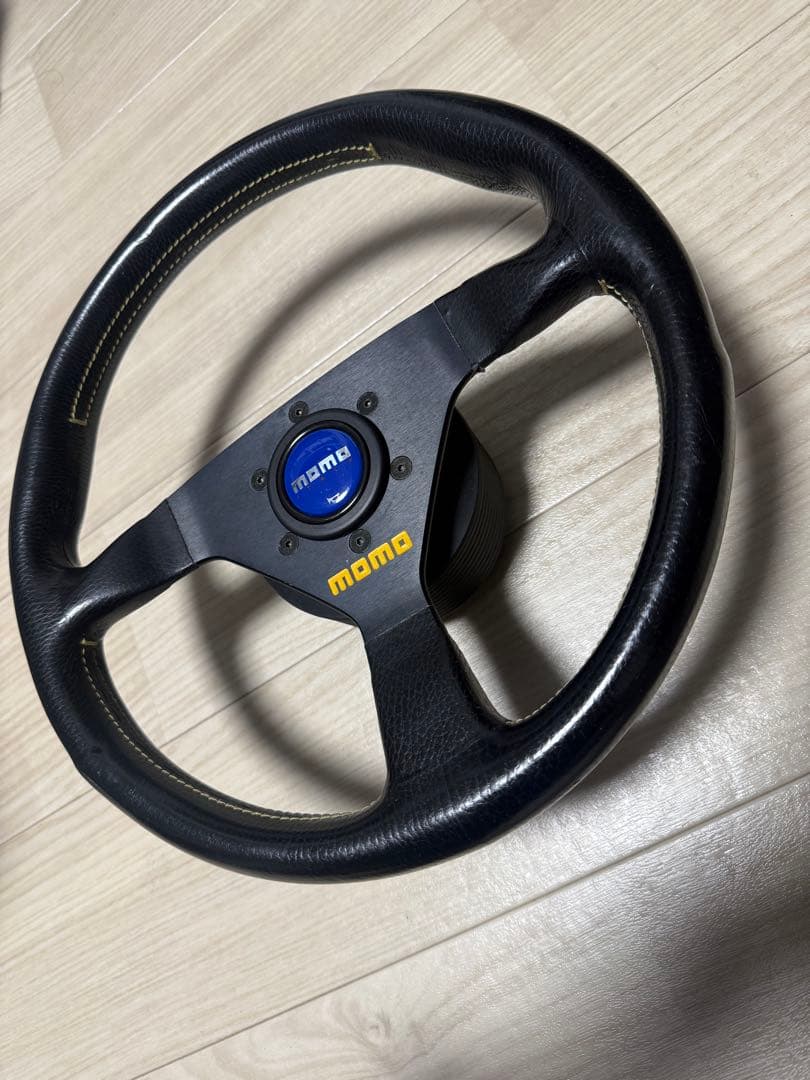 MOMO ステアリング　320mm 32π レザー ヴェローチェ？