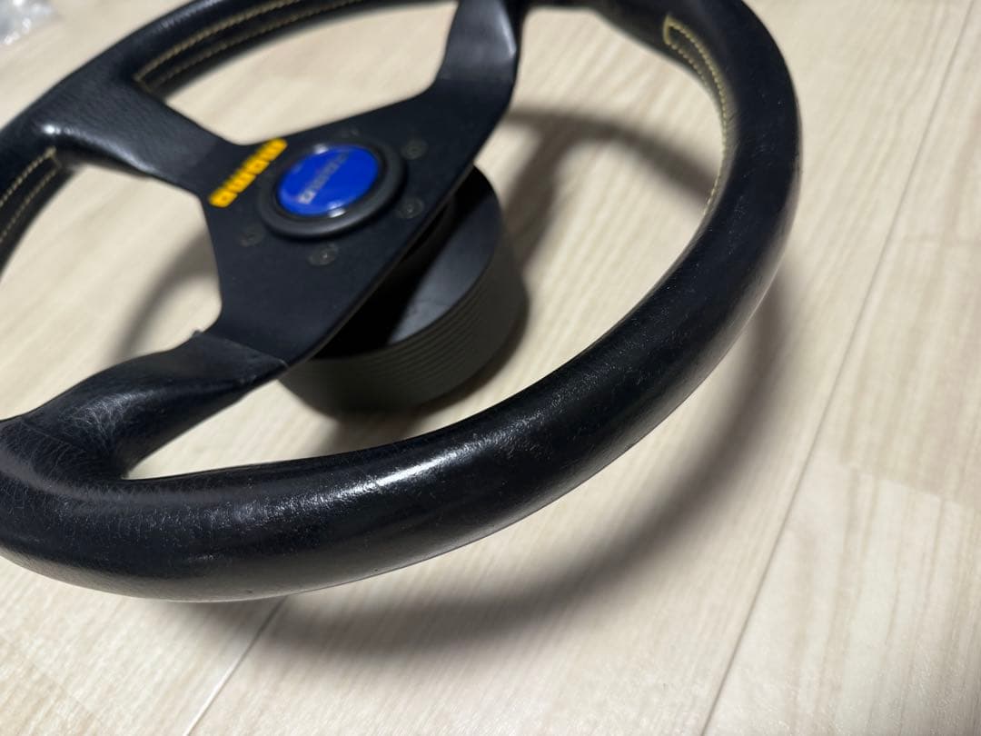 MOMO ステアリング　320mm 32π レザー ヴェローチェ？