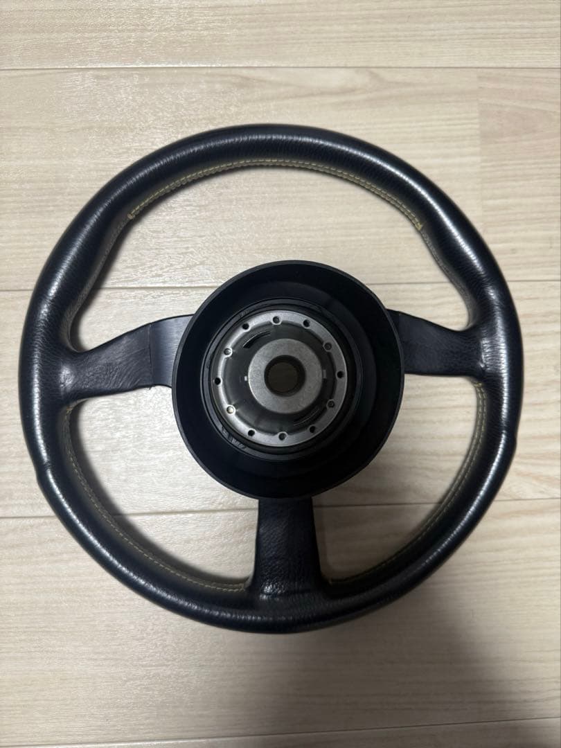 MOMO ステアリング　320mm 32π レザー ヴェローチェ？