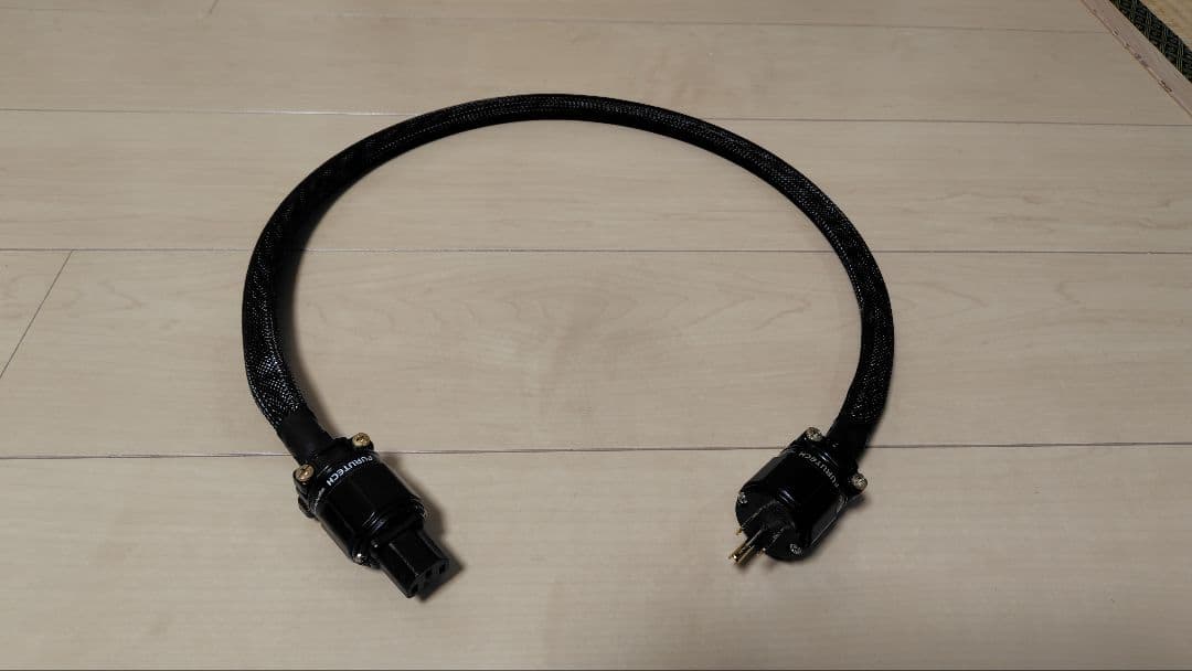 OYAIDE ケーブル FURUTECHプラグ 電源ケーブル約1mです。