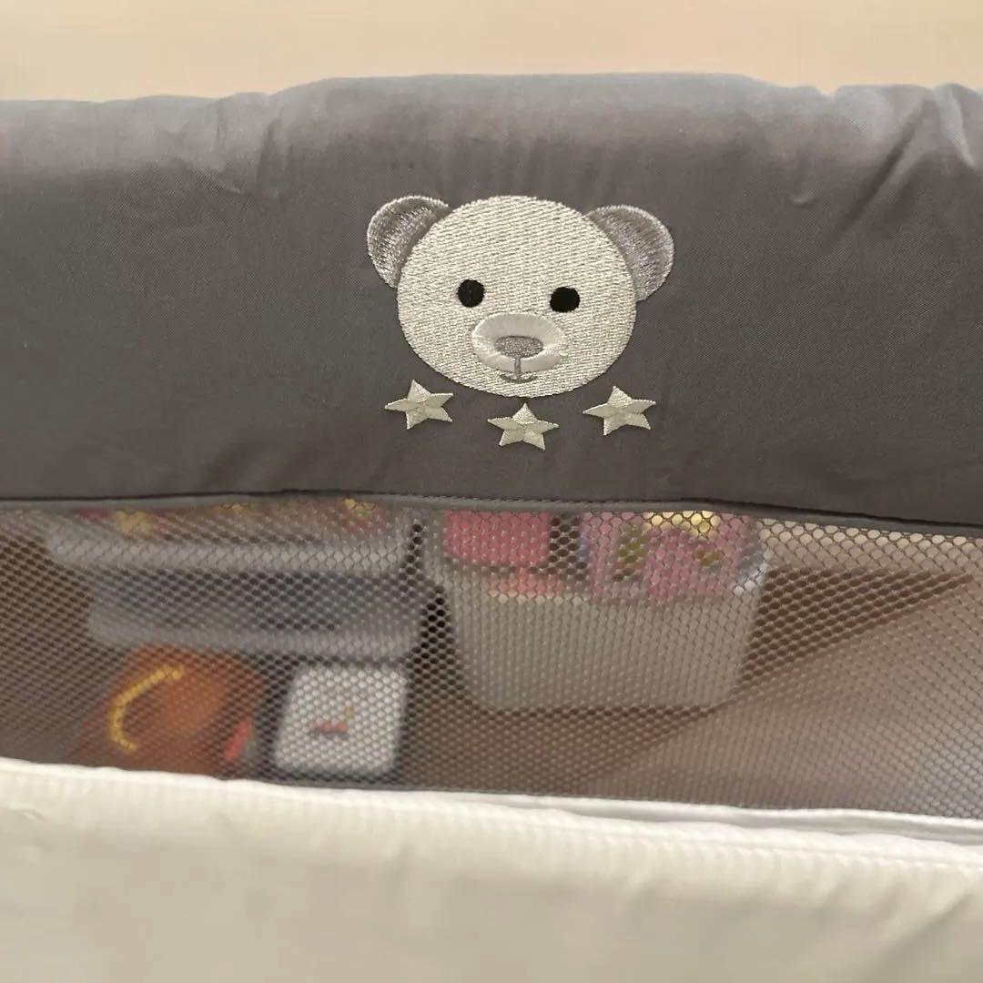 グレーの折りたたみ式ベビーベッド