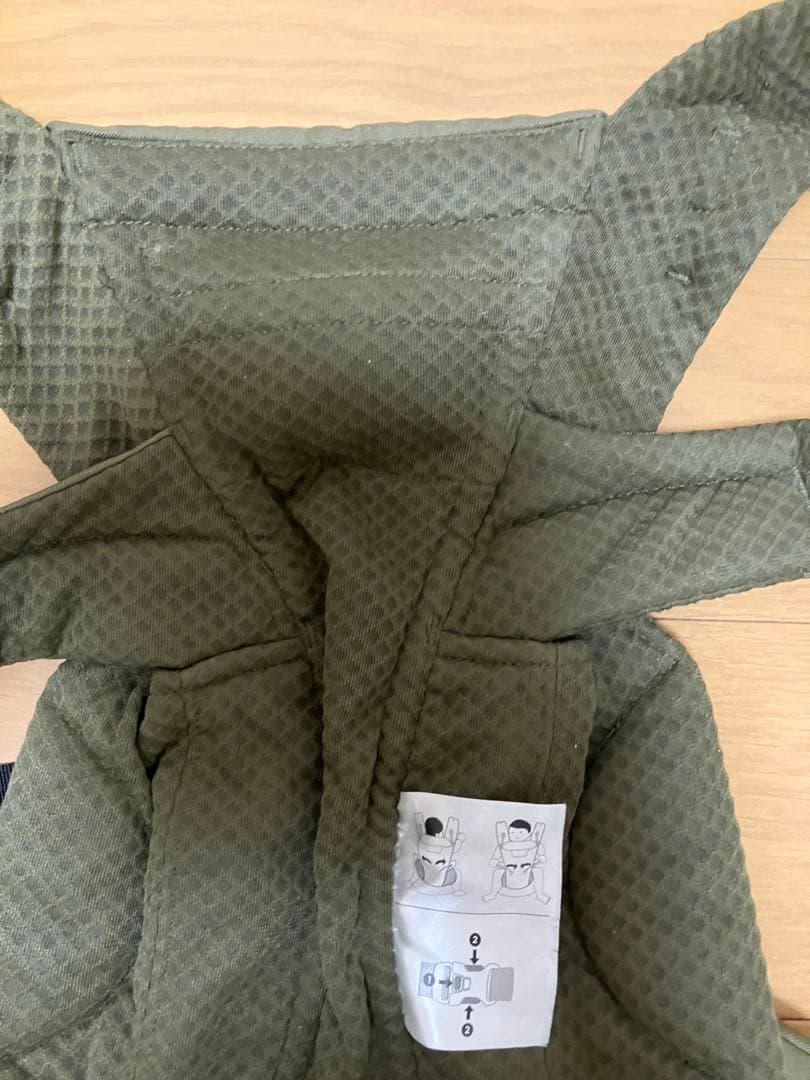 エルゴ 抱っこ紐 オムニブリーズ　カーキ メッシュ　よだれカバー付き