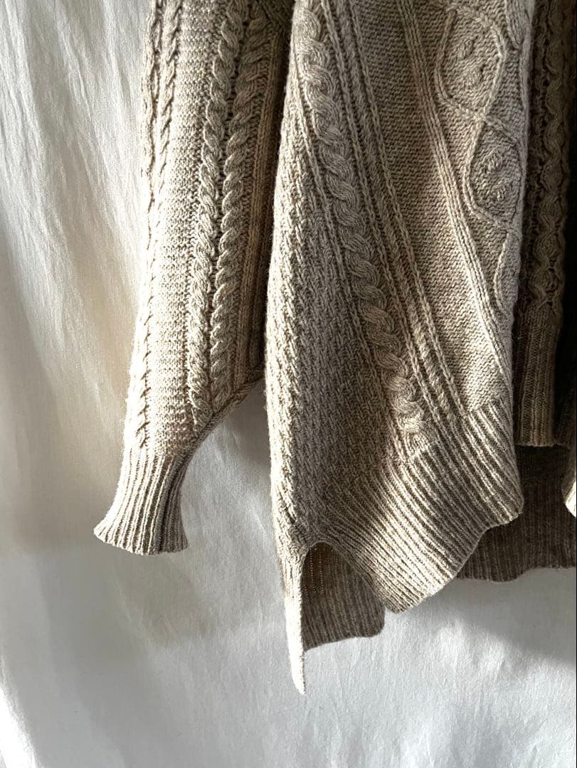 Mame Kurogouchi マメクロゴウチ Vネックケーブルニットセーター