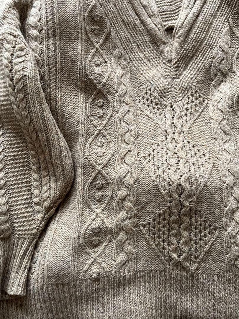 Mame Kurogouchi マメクロゴウチ Vネックケーブルニットセーター