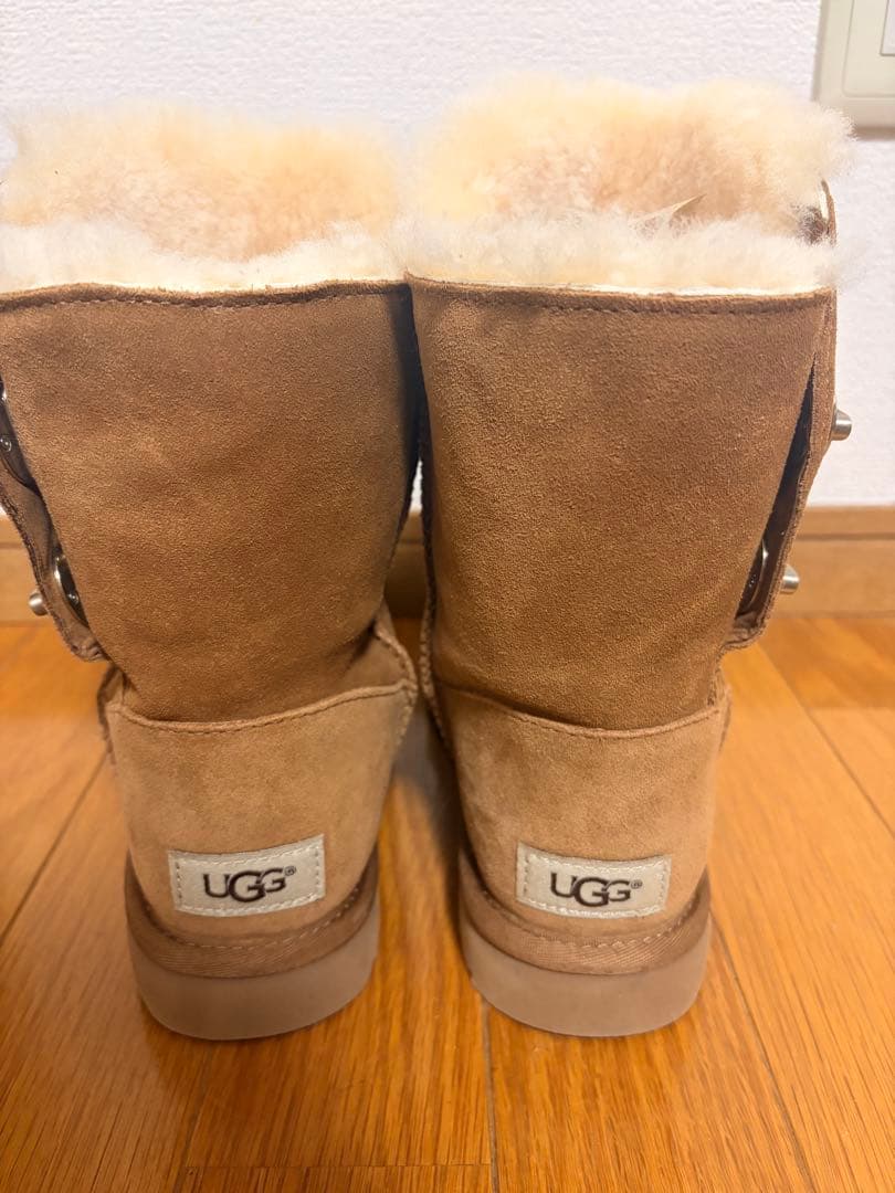 UGG ベージュ ムートンブーツ ボタン付き
