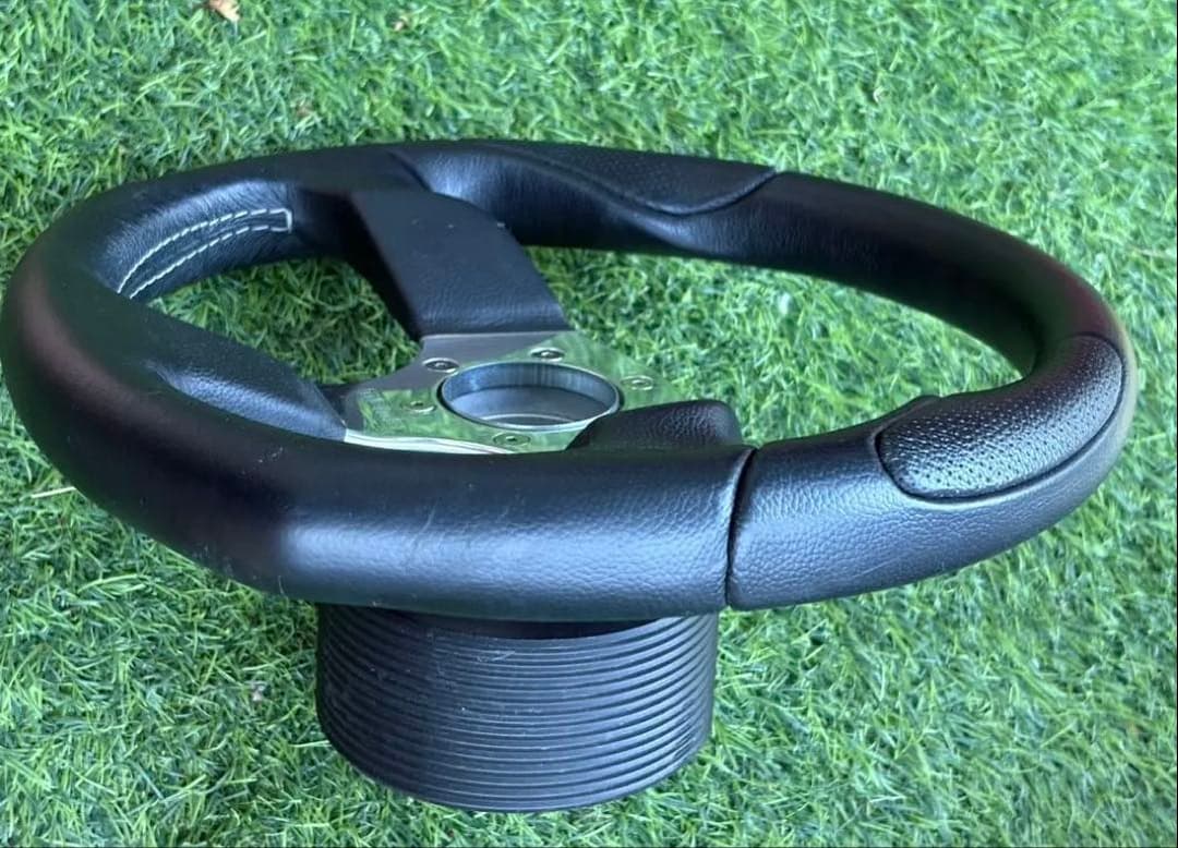 momoレザーステアリング