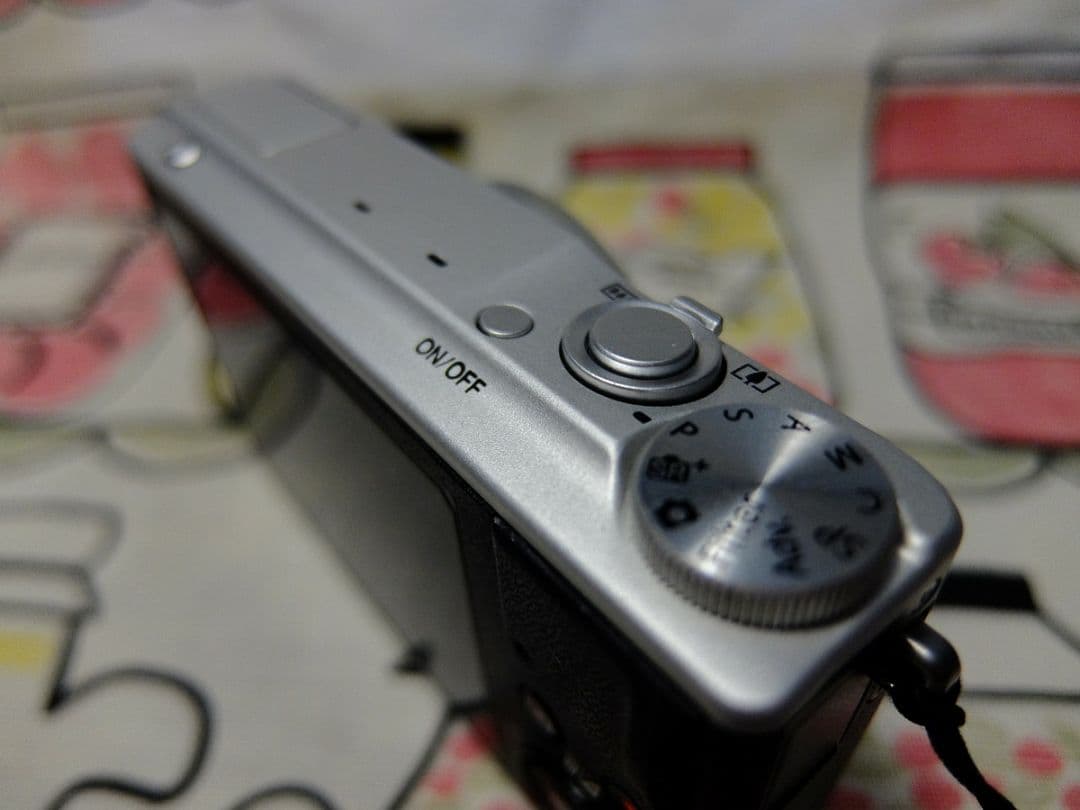 富士フイルム FUJIFILM XQ2 シルバー 中古品 箱付き