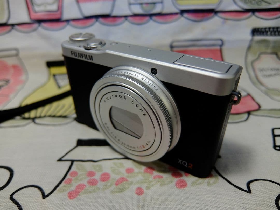 富士フイルム FUJIFILM XQ2 シルバー 中古品 箱付き