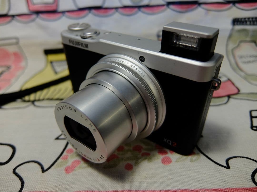 富士フイルム FUJIFILM XQ2 シルバー 中古品 箱付き