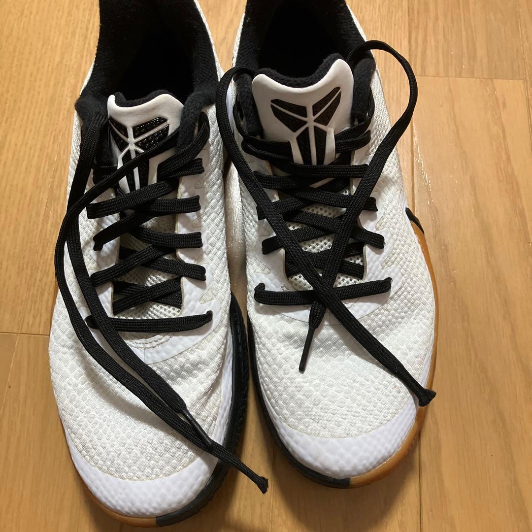 バスケットボールシューズ ホワイト/ブラック　NIKE KOBE 25.5cm