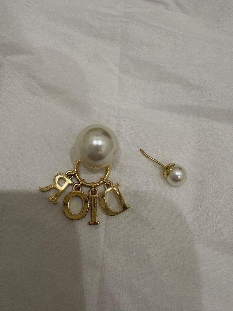 Dior パール チャーム ピアス片耳