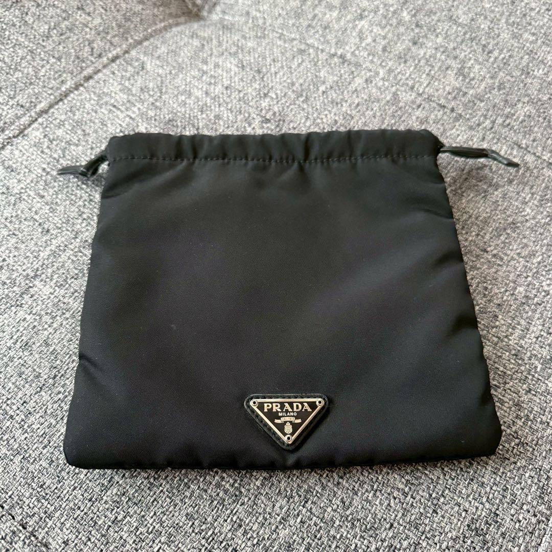 新品未使用 PRADA ポーチ 巾着 小物入れ ロゴ プレート