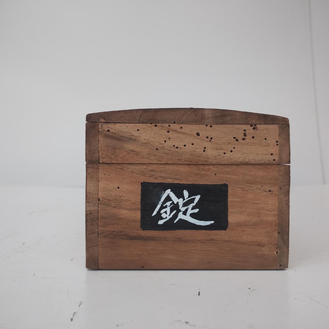 古い鍵と木箱のコレクション