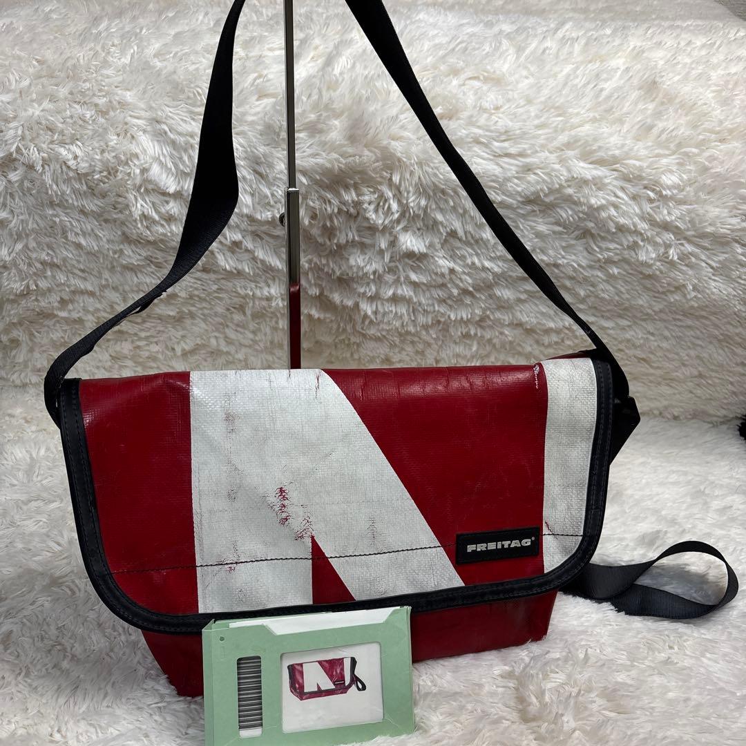 フライターグ　メッセンジャーバッグ　赤