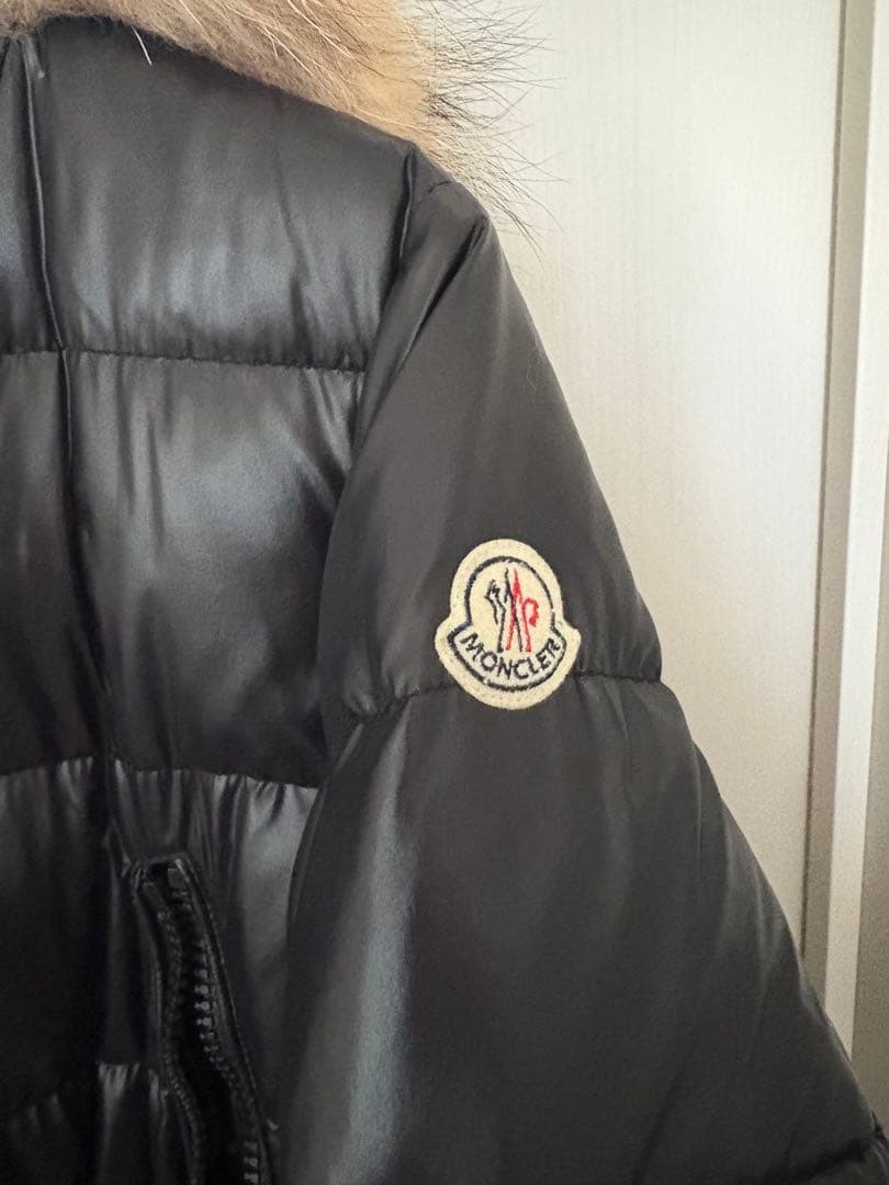 MONCLER ブラック ロングダウンジャケット ファー付き