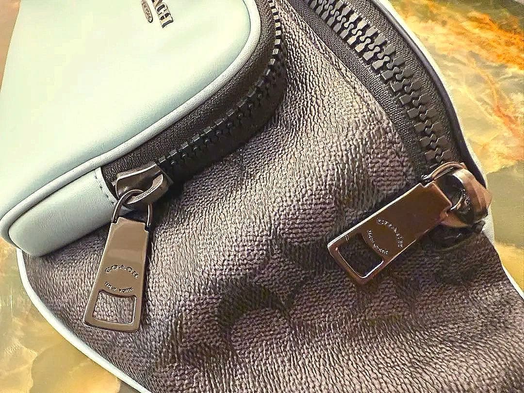 美品⚜️定価8.8万円 限定色 COACH コーチ ライトブルー ボディ バッグ