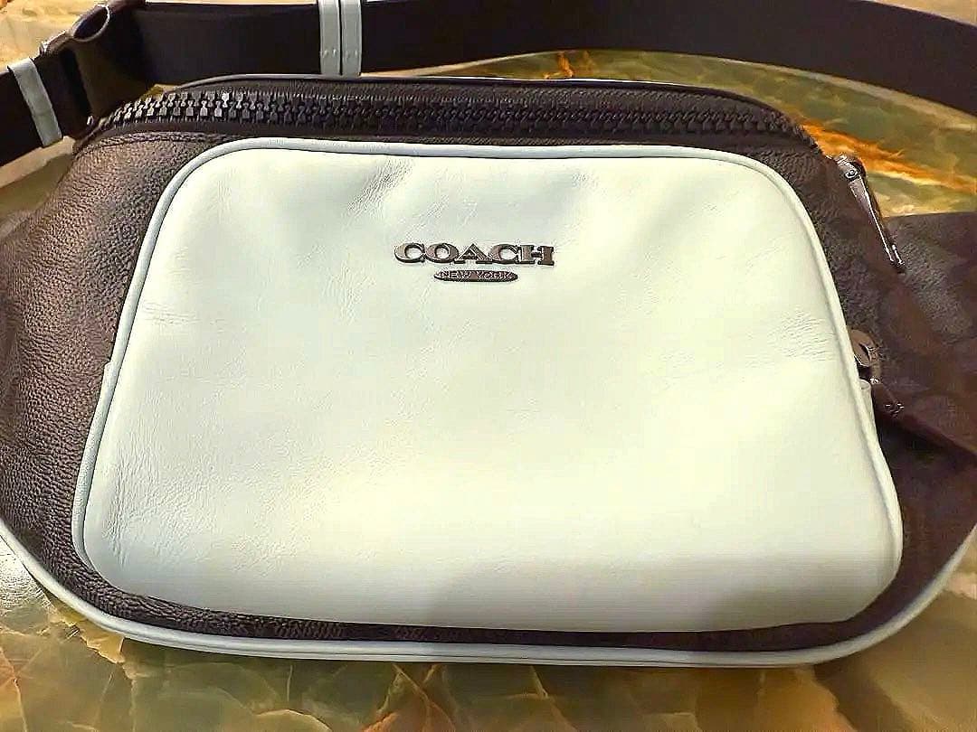 美品⚜️定価8.8万円 限定色 COACH コーチ ライトブルー ボディ バッグ