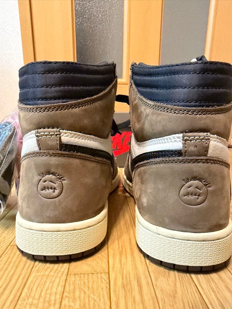 Travis Scott × Nike Air Jordan 1 ダークモカ