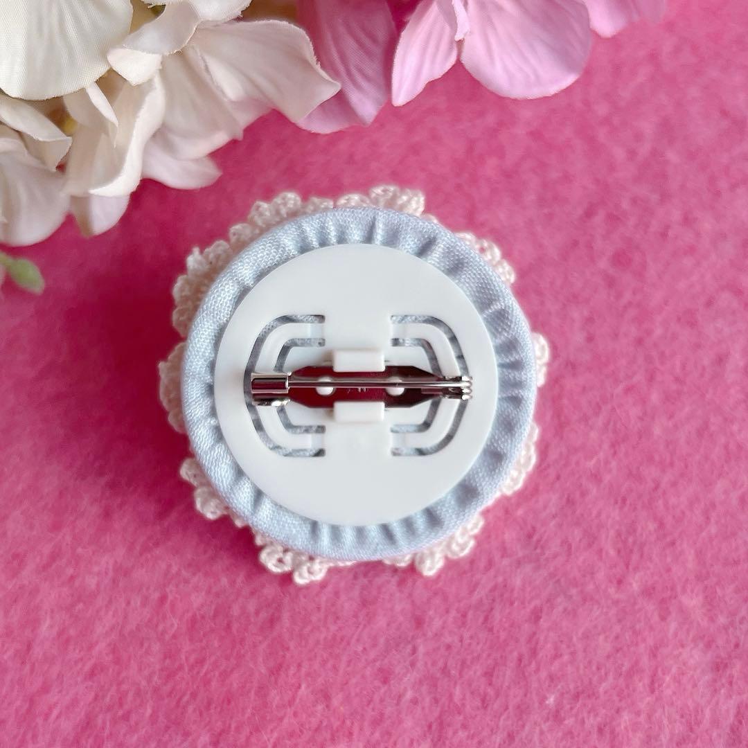 【感謝♡sale】リボン刺繍ブローチ　ハンドメイド　くるみボタン　2個