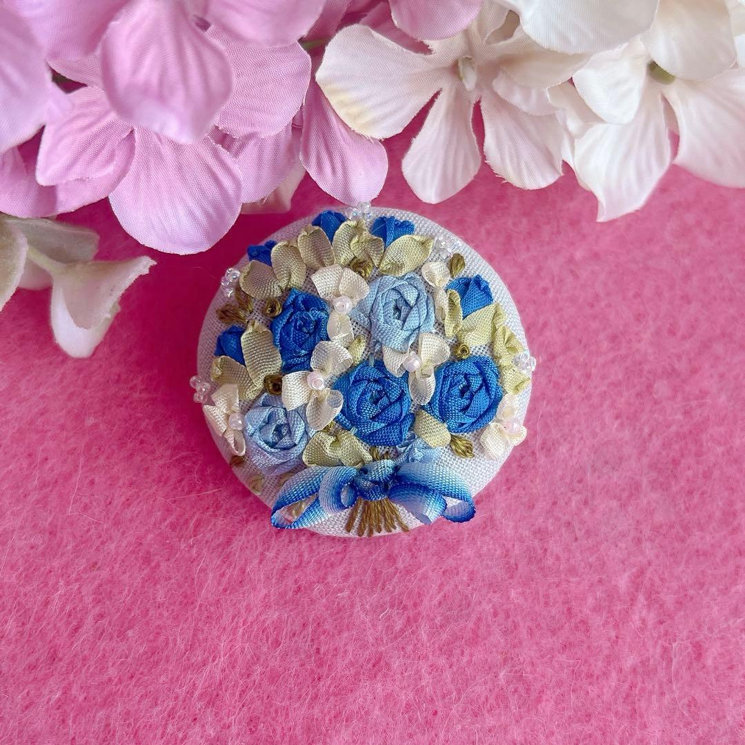 【感謝♡sale】リボン刺繍ブローチ　ハンドメイド　くるみボタン　2個
