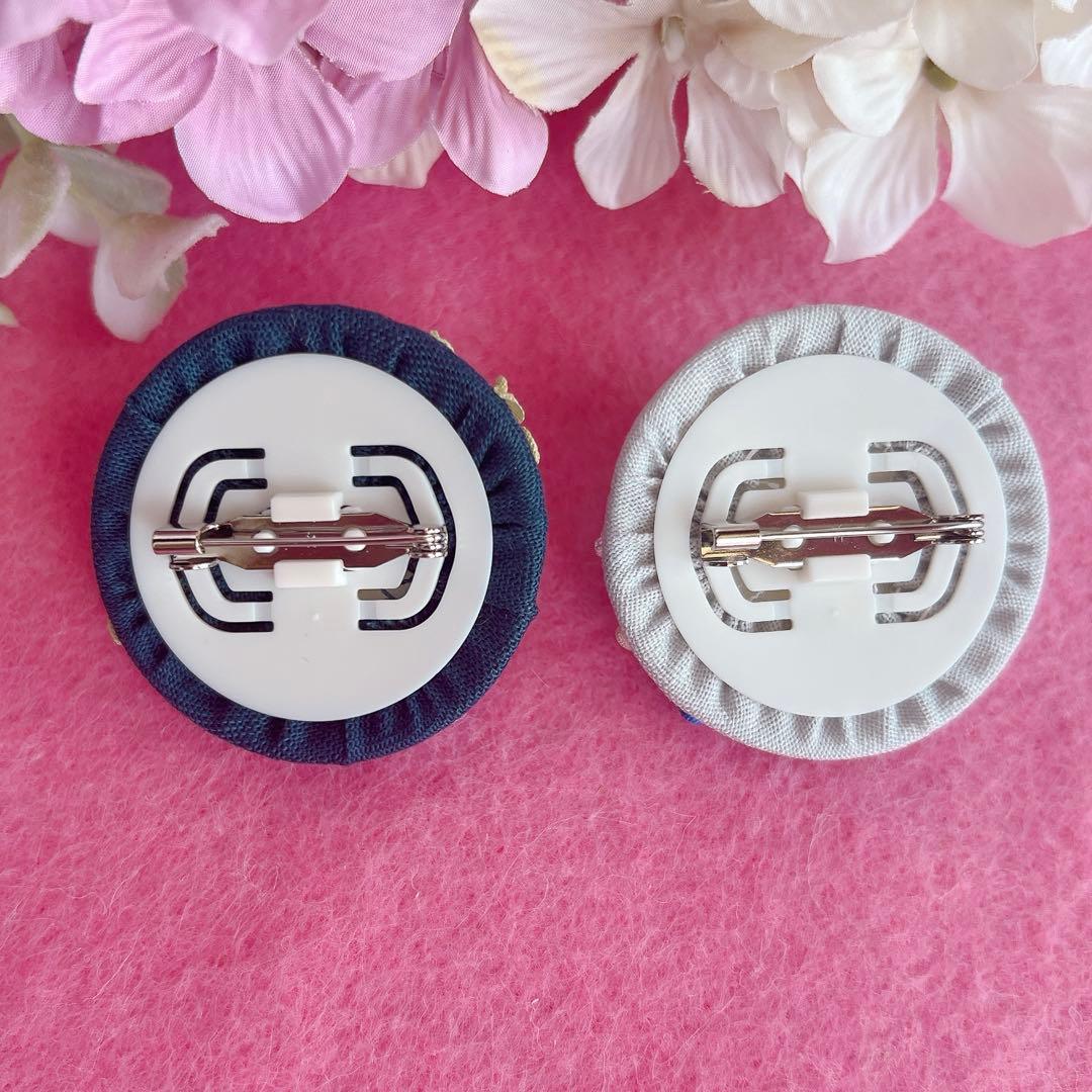 【感謝♡sale】リボン刺繍ブローチ　ハンドメイド　くるみボタン　2個