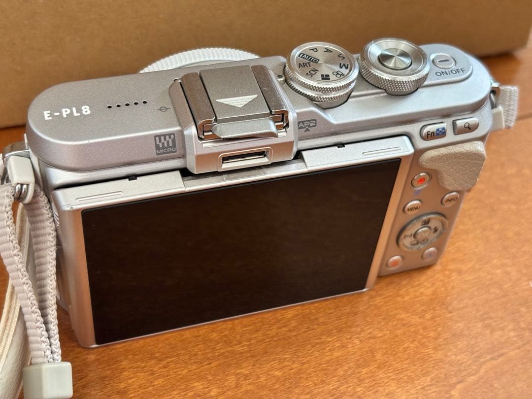 OLYMPUS オリンパス PEN E-PL8 ホワイト ミラーレス一眼カメラ