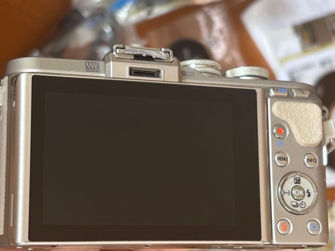 OLYMPUS オリンパス PEN E-PL8 ホワイト ミラーレス一眼カメラ