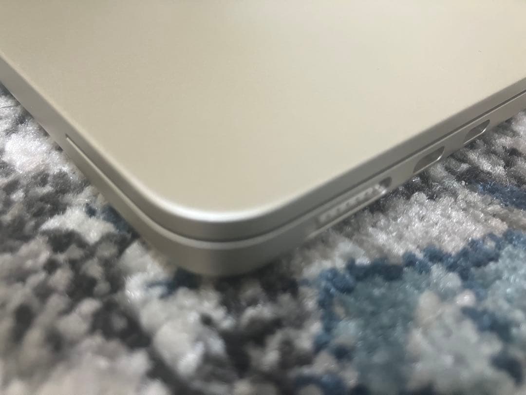 M2 13インチMacbookAir スターライト8GB充電回数5回