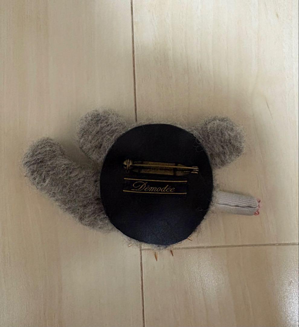 デモデ　クマ型スパイクブローチ　チェーン付き